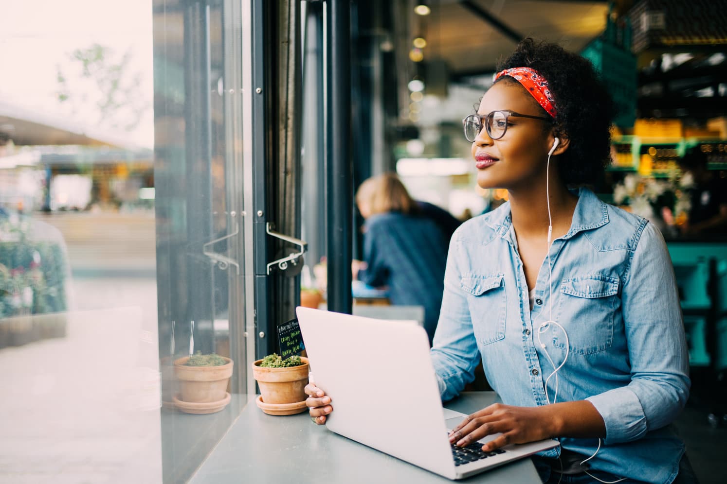 Stay motivated as a freelancer by changing your workspace like this lady working in a cafe